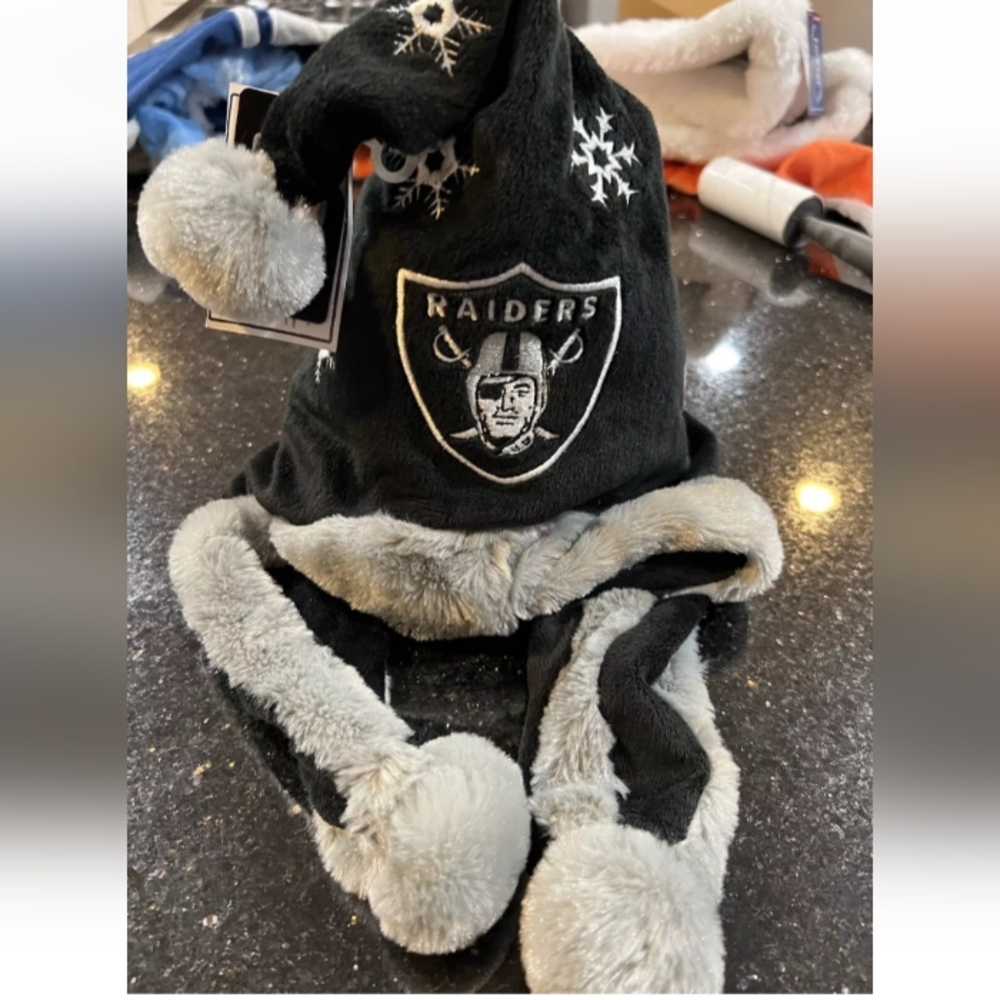 🆕NFL - Forever Collectibles Vegas Raiders Christmas Snowflake Holiday Hat O/S